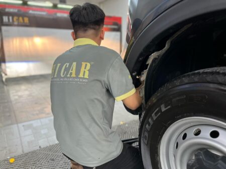 đội ngũ tận tâm, nhiều năm kinh nghiệm kĩ thuật tại Hicar thực hiện quá trình nâng cấp ánh sáng