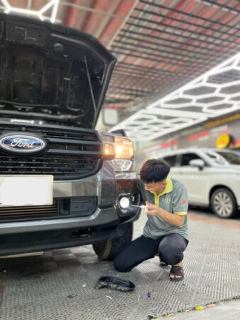 kĩ thuật tại Hicar thực hiện quá trình nâng cấp ánh sáng