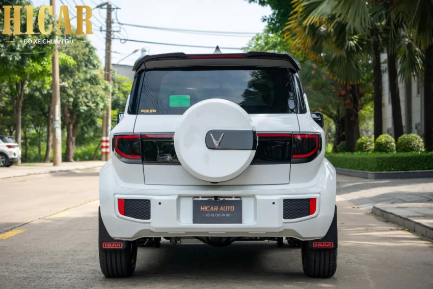 Cốp sơ cua bánh sau VinFast VF3 màu trắng phối đen, thiết kế hộp tròn gắn tại trung tâm cửa sau.
